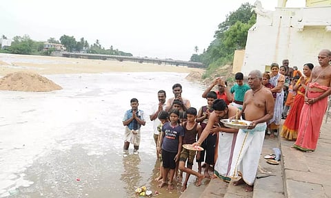 திருவையாறு புஷ்ப மண்டப படித்துறை காவிரி ஆற்றில் சிறப்பு வழிபாடு
