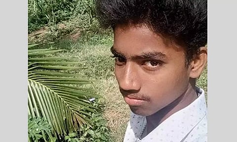 தூத்துக்குடியில் நள்ளிரவில் வாலிபர் வெட்டிக்கொலை- கடைகள் அடைப்பு
