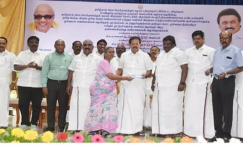 ஓய்வூதிய பலன்களை அமைச்சர்கள் சிவசங்கர், பொன்முடி, செஞ்சி மஸ்தான் ஆகியோர் வழங்கினர். உடன் எம்.எல்.ஏ.க்கள் புகழேந்தி, லட்சுமணன் உள்ளனர்.
