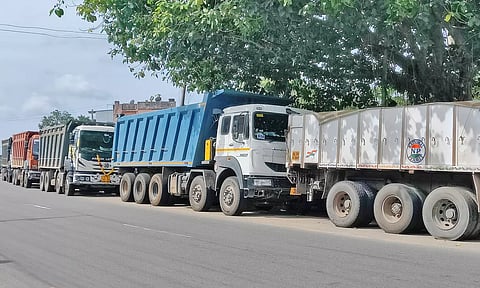 களியக்காவிளை அருகே கனிமவளங்களை கேரளாவிற்கு கடத்த முயன்ற 7 வாகனங்கள் பறிமுதல்