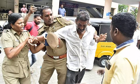ஈரோடு கலெக்டர் அலுவலகத்தில் இன்று  பெட்ரோல் ஊற்றி தீக்குளிக்க முயன்ற கார்மெண்ட்ஸ் அதிபர்