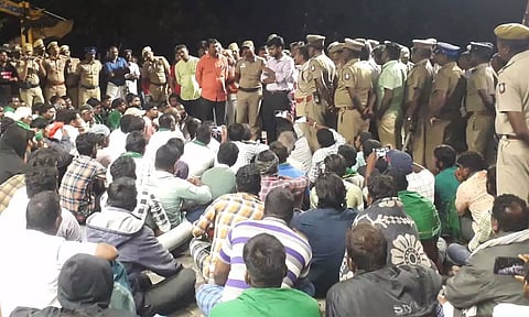 நள்ளிரவில் பொதுமக்களிடம் கலெக்டர் ராஜகோபால் சுன்கரா பேச்சுவார்த்தையில் ஈடுபட்ட காட்சி.&nbsp;
