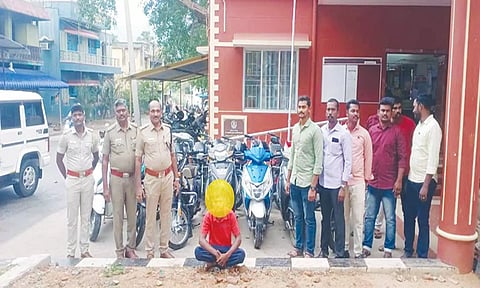 கைது செய்யப்பட்ட வாலிபர் மற்றும் போலீசாரை படத்தில் காணலாம்.