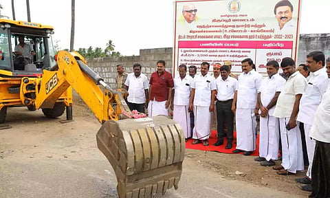மாநில செய்தி மற்றும் தமிழ் வளா்ச்சித் துறை அமைச்சா் மு.பெ.சாமிநாதன்  தொடங்கிவைத்த காட்சி.