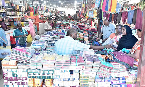 ஈரோடு ஜவுளி சந்தையில் சில்லரை விற்பனை நடந்த போது எடுத்த படம்.
