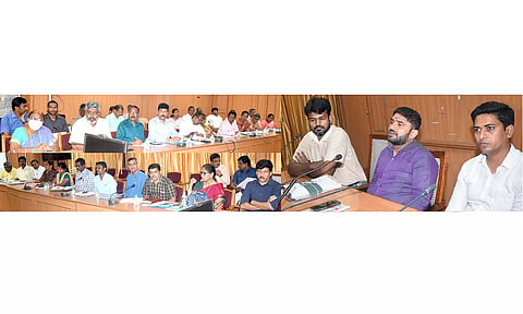 கலெக்டர் அலுவலகத்தில் வளர்ச்சி திட்ட பணிகள் குறித்த ஆய்வு கூட்டம் கலெக்டர் ராஜ கோபால் சுன்கரா  முன்னிலையில் ஈரோடு மாவட்ட கண்காணிப்பு அலுவலர், ஆணையர்&nbsp; பிரகாஷ் தலைமையில் நடைபெற்ற போது எடுத்த படம்.