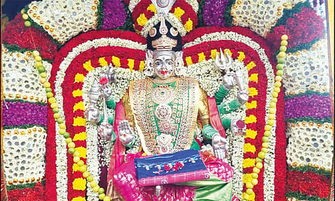 பானகல் கங்கையம்மன் கோவில் திருவிழா: பட்டு வஸ்திரம் சமர்ப்பணம்