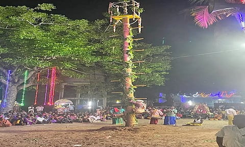 கழு மரம் ஏறும் நிகழ்ச்சி நடந்த காட்சி.