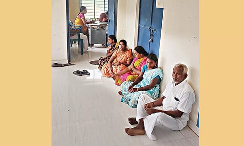 வெளிநடப்பு செய்த உறுப்பினர்களை படத்தில் காணலாம்.