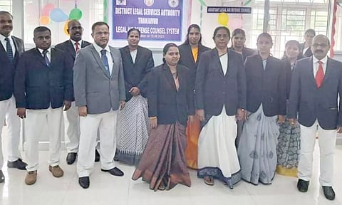 வசதியற்றவா்களுக்கான குற்றவியல் வழக்குகளை நடத்த தோ்வு செய்யப்பட்டு வக்கீல்கள்.
