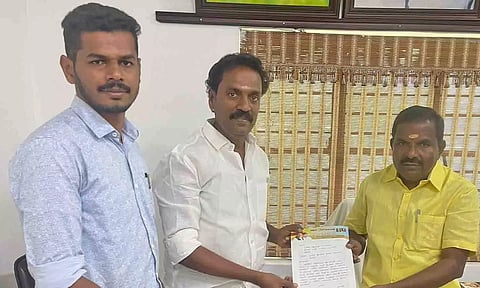திருப்பூர் மாநகராட்சி கவுன்சிலர் ஆர்.நாகராஜ் எம்.எல்.ஏ., கே. என். விஜயகுமாரை சந்தித்து&nbsp; கோரிக்கை மனு கொடுத்த காட்சி.