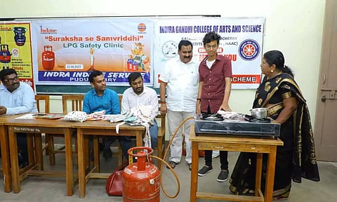 சமையல் எரிவாயு பாதுகாப்பு குறித்த விழிப்புணர்வு முகாம் நடைபெற்ற போது எடுத்த படம்.