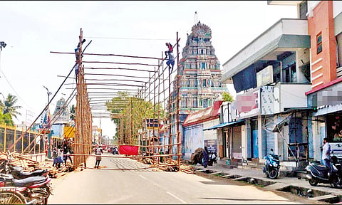 காரைக்கால் அம்மையார் கோவில் வாசலில் பிரமாண்ட பந்தல் அமைக்கும் பணி நடந்த போது எடுத்த படம்.