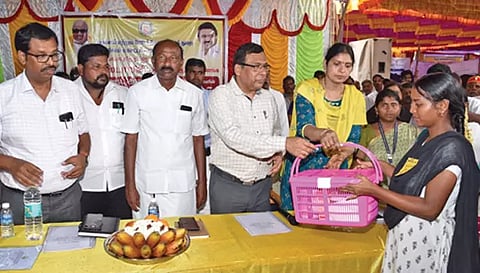 முகாமில்  அரசு நலத்திட்ட உதவிகளை கலெக்டர் கார்மேகம் வழங்கிய காட்சி.