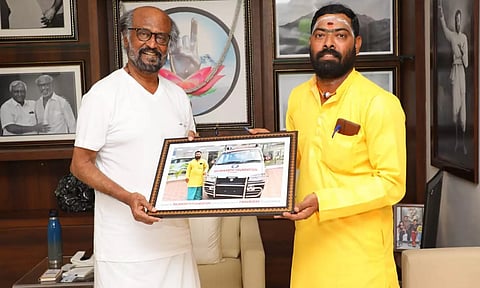 ஆதரவற்ற உடல்களை அடக்கம் செய்த சமூக சேவகருக்கு ஆம்புலன்ஸ் வழங்கிய ரஜினிகாந்த்