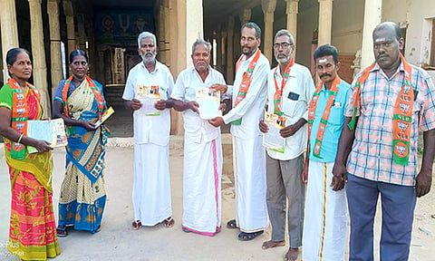 தென்திருப்பேரையில் மத்திய அரசின் 9 ஆண்டு சாதனை விளக்க துண்டு பிரசுரம் வினியோகம்