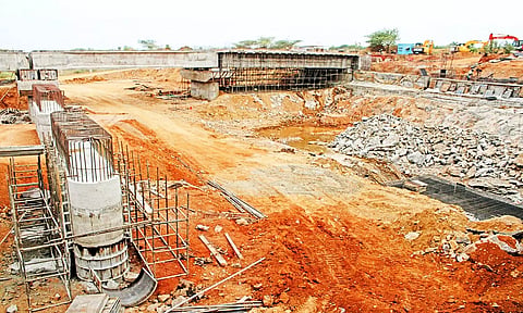பொன்னாக்குடி அருகே கால்வாய் பாலம் அமைக்கும்  பணி விறுவிறுப்பாக நடைபெற்று வருவதை படத்தில் காணலாம்.
