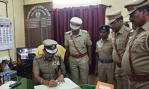 கோபிசெட்டிபாளையம் போலீஸ் நிலையத்தில் டி.ஜி.பி. சைலேந்திர பாபு ஆய்வு செய்தார்.&nbsp;