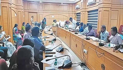 &nbsp;கண்காணிப்புக்குழு கூட்டம் நடந்தபோது எடுத்த படம்.