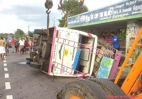 நடுரோட்டில் வேன் கவிழ்ந்து கிடப்பதை படத்தில் காணலாம்.&nbsp;