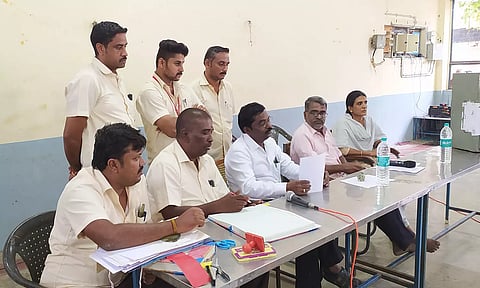 ஏலம் நடந்த போது எடுத்தப்படம்.