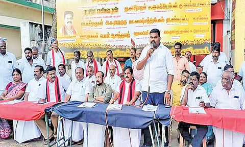 சங்கரன்கோவிலில் ம.தி.மு.க. சார்பில் கையெழுத்து இயக்க நிகழ்ச்சியில் ராஜா எம்.எல்.ஏ. பேசிய காட்சி.