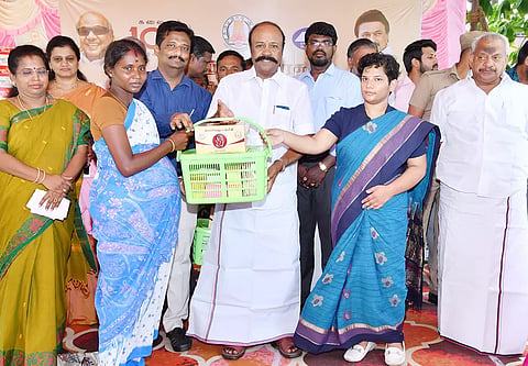 திருப்பத்தூர் அருகே இலவச பன்னோக்கு சிறப்பு மருத்துவ முகாமை அமைச்சர் பெரியகருப்பன் தொடங்கி வைத்து கர்ப்பிணிகளுக்கு ஊட்டச்சத்து பெட்டகங்களை வழங்கினார். அருகில் கலெக்டர் ஆஷா அஜித் உள்ளார்.&nbsp;&nbsp;