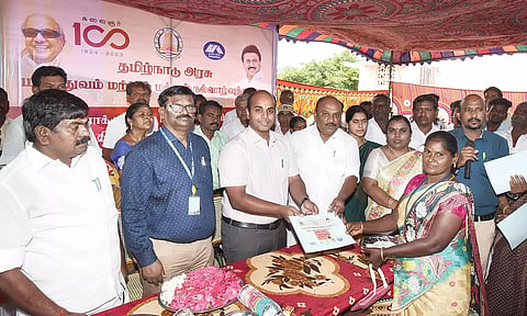 முகாமில் பயனாளிகளுக்கு மருத்துவ காப்பீட்டு திட்ட அடையாள அட்டை வழங்கப்பட்டது.

