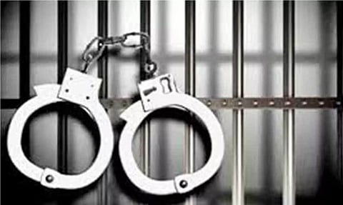 மாணவியை மிரட்டி ஆபாச படம் எடுத்த கணவன்- மனைவி போக்சோவில் கைது