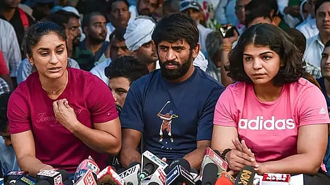 இனி போராட்டம் தெருக்களில் இல்லை.. நீதிமன்றத்தில் தொடரும்- மல்யுத்த வீரர்கள்