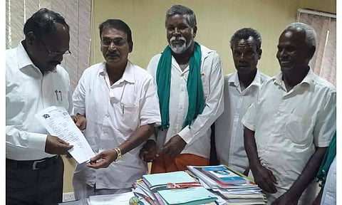 கூட்டுறவு பதிவாளரை சந்தித்து மனு அளித்த காட்சி.&nbsp;