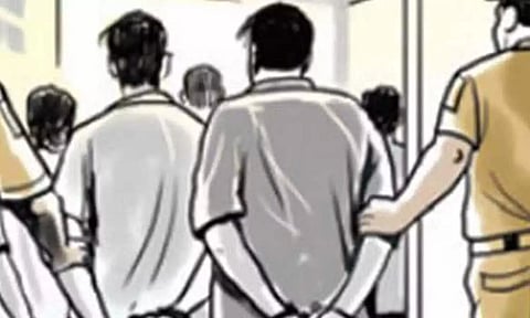 கத்தியுடன் புகுந்து ரகளை- கஞ்சா போதை வாலிபரை வீட்டுக்குள் பூட்டி சிறைவைத்த பெண்