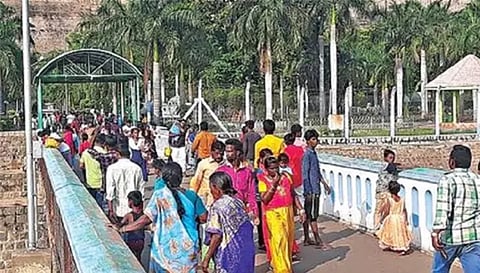 மேட்டூர் அணையை ஒரே நாளில் 7,216 சுற்றுலா பயணிகள் பார்வையிட்டனர்