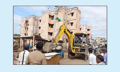மாநகராட்சி சார்பில் மேலவாசல் பகுதியில் ஆக்கிரமிப்புகளை அகற்றும் பணி நடந்தது.&nbsp;