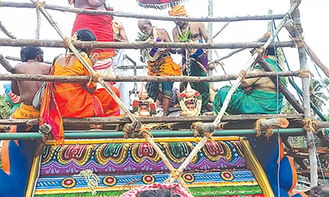 கோபுர கலசங்களில் புனிதநீர் ஊற்றி கும்பாபிஷேகம் நடந்தது.
