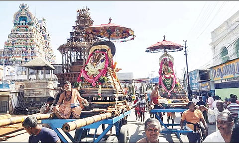சுவாமி-அம்பாள் வீதி உலா நடந்த போது எடுத்த படம்.