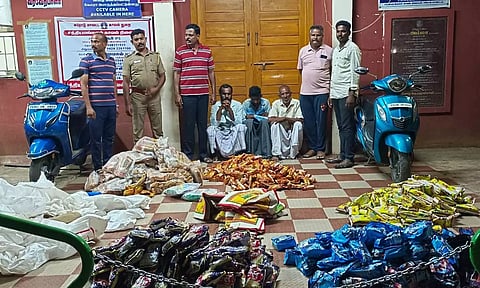 போதைப் பொருட்களை கடத்திய மூன்று பேரையும், கடத்தப்பட்ட போதைப் பொருட்களையும் படத்தில் காணலாம்.