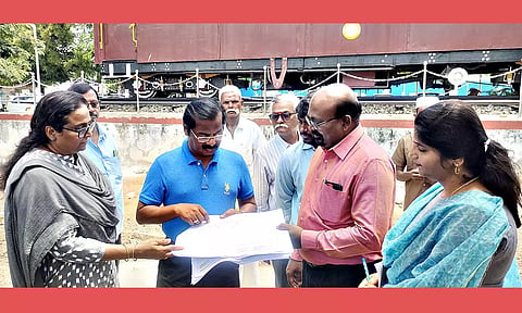 மெட்ரோ திட்டப்பணிகள் குறித்து மதுரை ரெயில் நிலையம் முன்பு அதிகாரிகள் ஆய்வு செய்த காட்சி.&nbsp;