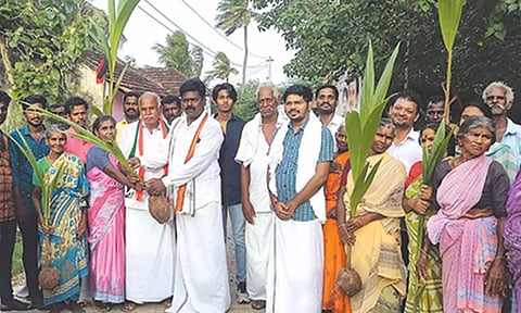 பொதுமக்களுக்கு தென்னங்கன்றுகள் வழங்கப்பட்டது.
