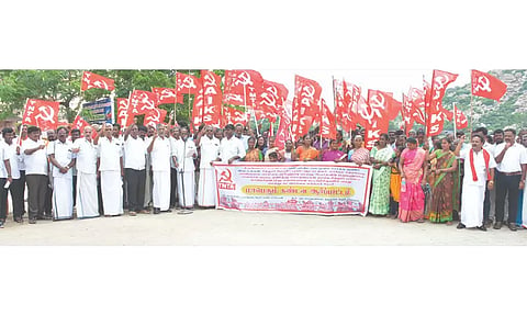 குறவர் இன மக்களை சித்தூர் போலீசார் தாக்கியதை கண்டித்து  பழங்குடியின குறவர் சங்கத்தினர் ஆர்ப்பாட்டத்தில் ஈடுபட்டனர்.