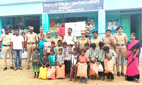 போதை பொருள் தடுப்பு விழிப்புணர்வு நிகழ்ச்சி கலந்து கொண்டவர்கள் எடுத்த போது படம்.