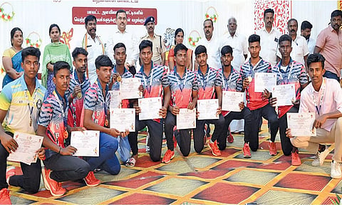 வெற்றி பெற்றவர்களுக்கு சான்றிதழ்களை கலெக்டர்  ரவிச்சந்திரன் வழங்கிய போது எடுத்த படம்.