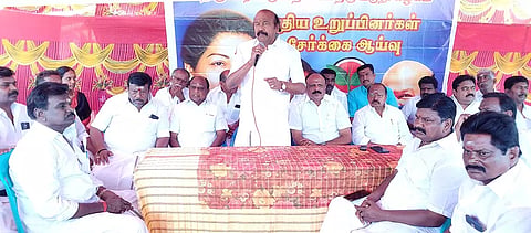 திருநகரில் நடந்த அ.தி.மு.க. உறுப்பினர் சேர்க்கை ஆய்வுக்கூட்டத்தில் ராஜன் செல்லப்பா எம்.எல்.ஏ. பேசினார். 

