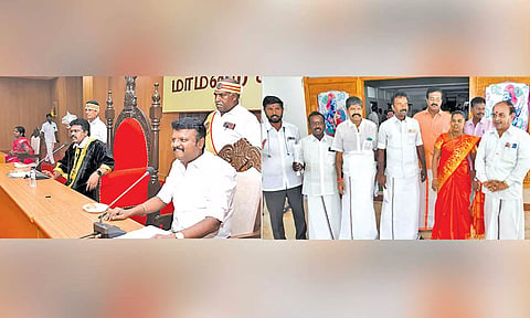 தஞ்சை மாநகராட்சி கூட்டத்தில் மேயர் சண் ராமநாதன் பேசினார். மாநகராட்சி கூட்டத்திலிருந்து எதிர்க்கட்சித் தலைவர் மணிகண்டன் தலைமையில் வெளிநடப்பு செய்த கவுன்சிலர்கள்.