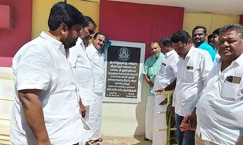 &nbsp;அங்கன்வாடி கட்டிடத்தை எம்.எஸ்.எம். ஆனந்தன் எம்.எல்.ஏ., திறந்து வைத்தக் காட்சி.