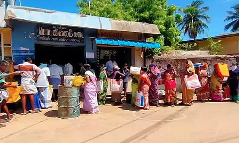 விவசாயி ரேஷன் கடை விற்பனையாளரை உள்ளே வைத்து கடையை இழுத்து பூட்டியதால் பரபரப்பு