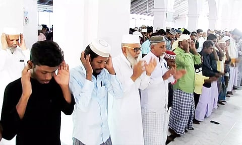 இஸ்லாமியர்கள் சிறப்பு தொழுகையில் கலந்து கொண்டனர்.&nbsp;