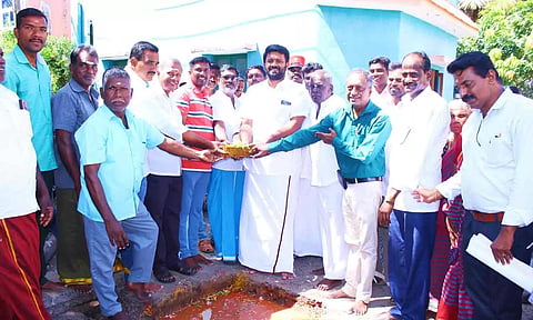 நலத்திட்ட பணிகளை செந்தில்குமார் எம்.எல்.ஏ. தொடங்கி வைத்த காட்சி.