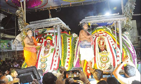 சுவாமி-அம்பாள் வெள்ளி சப்பரத்தில் எழுந்தருளி வீதிஉலா சென்று பக்தர்களுக்கு அருள்பாலித்த காட்சி.