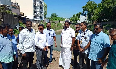 கல்யாணசுந்தரம் எம்.எல்.ஏ. பணிகளை தொடங்கி வைத்த காட்சி.&nbsp;
